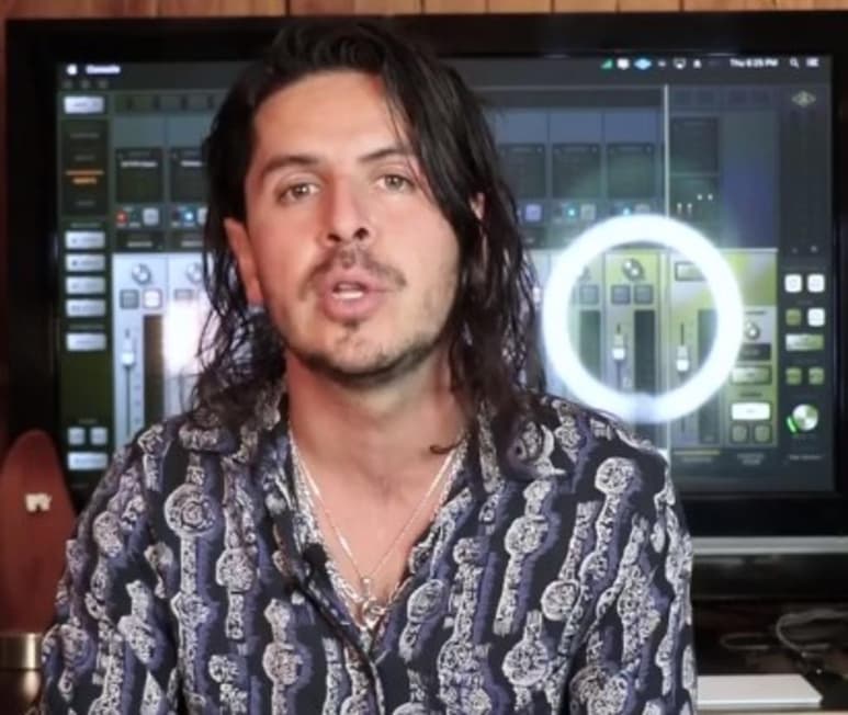 'Llevo estudiando el tarot ya cerca de diez años', dice Erik Canales, vocalista de la banda mexicana Allison, quien explica que, dejará por unos días su guitarra eléctrica para ofrecer un taller, en donde leerá los signos zodiacales, las cartas astrales y ayudará a que las personas encuentren su camino a la felicidad. (Especial)