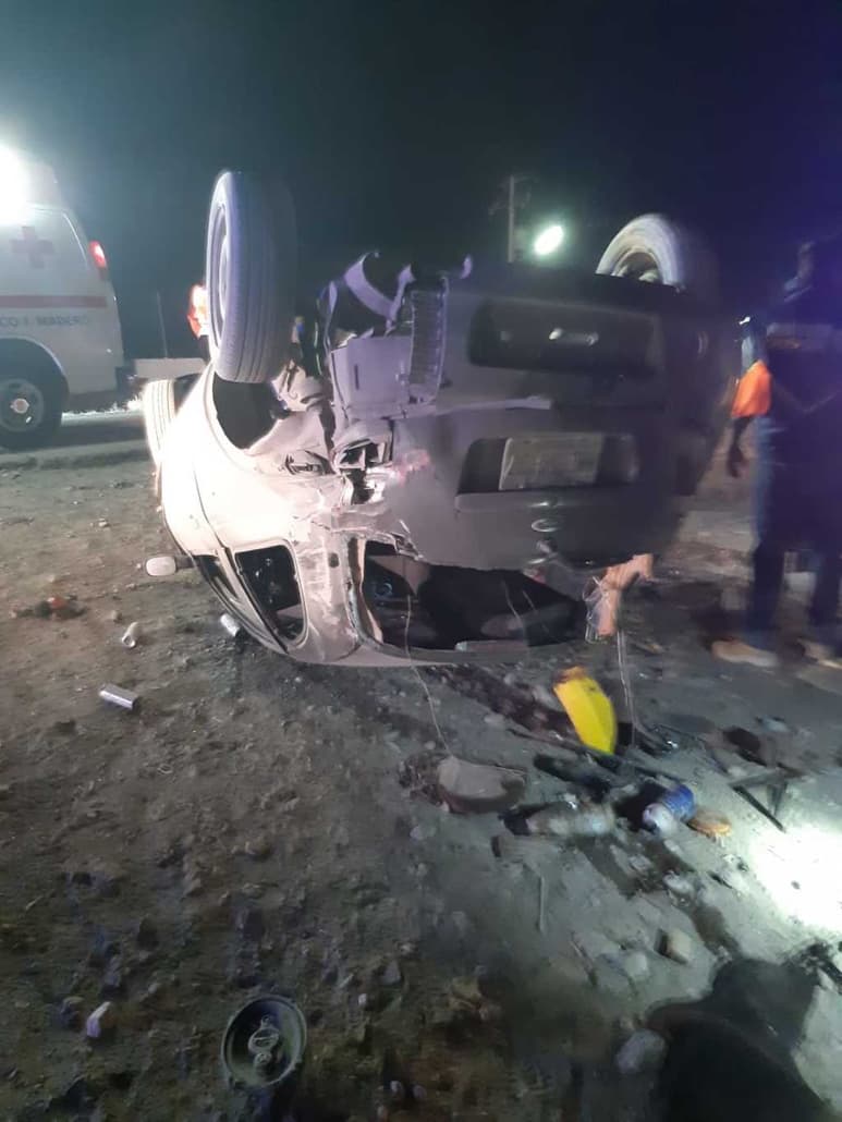 La volcadura ocurrió la noche del lunes en la vía Torreón-SP. (EL SIGLO DE TORREÓN)