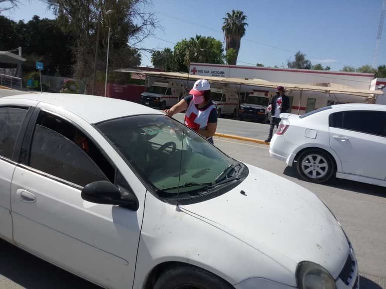 En varios cruceros ya están los jóvenes voluntarios de la Cruz Roja solicitando el apoyo de los automovilistas. (EL SIGLO DE TORREÓN)