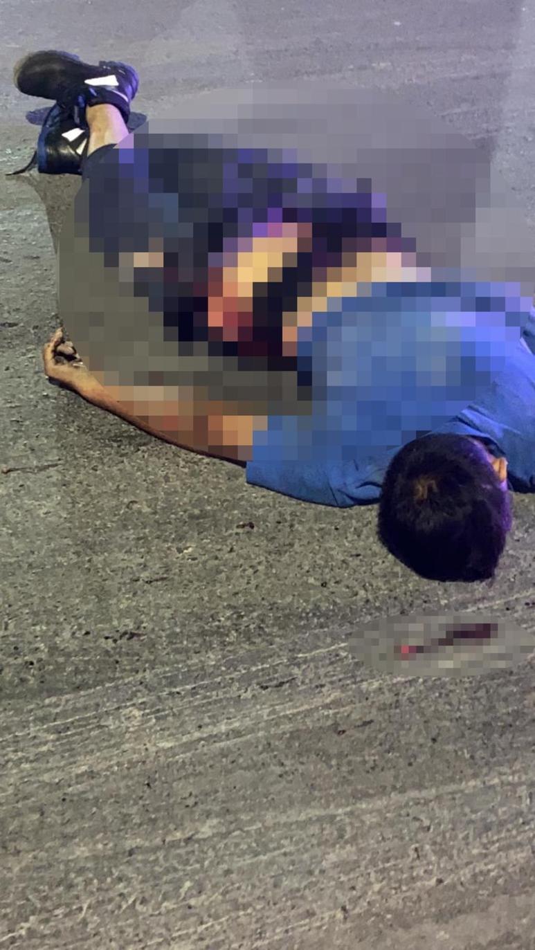 El personal de la unidad de Servicios Periciales localizó el cadáver del motociclista tirado boca abajo en el pavimento con el cuerpo completamente destrozado.
(EL SIGLO DE TORREÓN)
