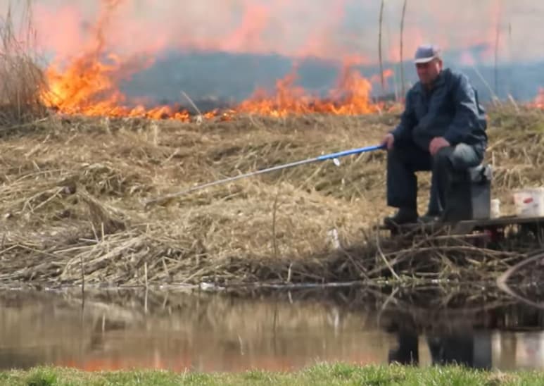 El incendio sucedía a sólo unos metros de distancia. (INTERNET)