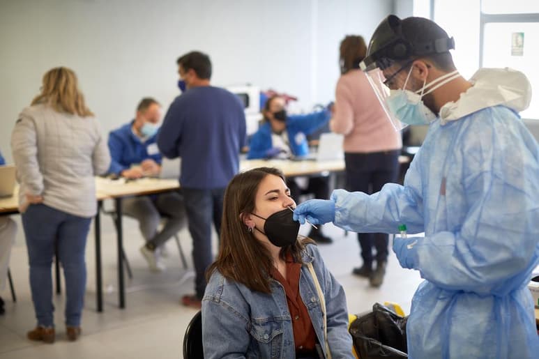 El Ministerio español de Sanidad notificó este jueves otros 126 muertos de COVID-19, 9,663 contagios más y 105,291 casos desde el inicio de la Semana Santa, lo que representa un 21 por ciento más que en todo el mes de marzo. (ARCHIVO) 
