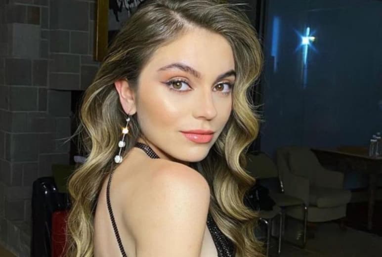 La hija de 'La Gaviota', 'robó suspiros' en Instagram con una serie de instantáneas que compartió ayer (@SOFIA_96CASTRO)