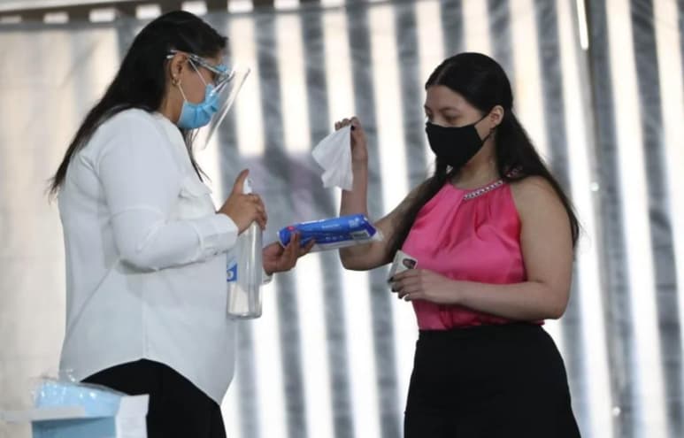 El consejero José Roberto Ruiz Saldaña, presidente de la Comisión de Capacitación Electoral y Educación Cívica, destacó que el Instituto Nacional Electoral (INE) ha pensado en todos los detalles sanitarios que se deben cumplir. Ya se tuvo una experiencia, recordó, que fue durante las elecciones en Coahuila e Hidalgo.
(ARCHIVO)