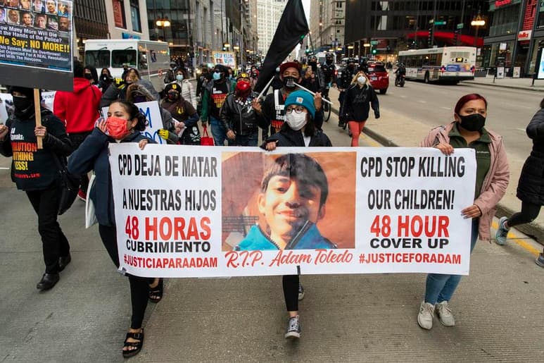 La alcaldesa de Chicago instó al público el jueves a permanecer en paz y reservarse el juicio hasta que una junta independiente pueda completar la investigación sobre el tiroteo policial contra un niño de 13 años el mes pasado. (ESPECIAL)