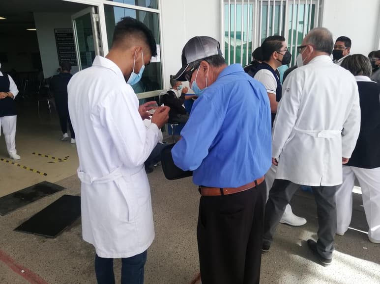 El secretario exhortó a la población a informarse a través de medios oficiales para conocer las fechas y lugares exactos en los que se llevará a cabo la aplicación de la segunda dosis. (ARCHIVO)