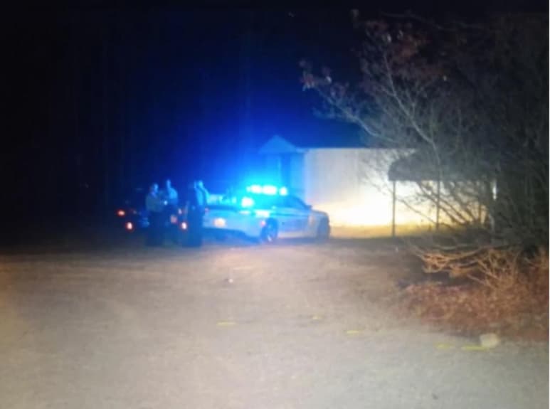 Las autoridades del condado Alamance, en Carolina del Norte (EUA), investigan un tiroteo ocurrido en una casa supuestamente ligada a un cartel mexicano de la droga, en la que aparentemente se produjo un intento de robo que dejó dos personas muertas, una de ellas un profesor de una escuela cercana.
(ESPECIAL)