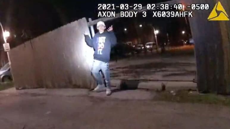 Un video de la Policía de Chicago (Illinois, EUA.) publicado este jueves muestra a un agente disparando fatalmente a Adam Toledo, de 13 años, cuando el niño tenía las manos en alto durante una persecución ocurrida en el barrio hispano de La Villita el pasado 29 de marzo. (ESPECIAL)