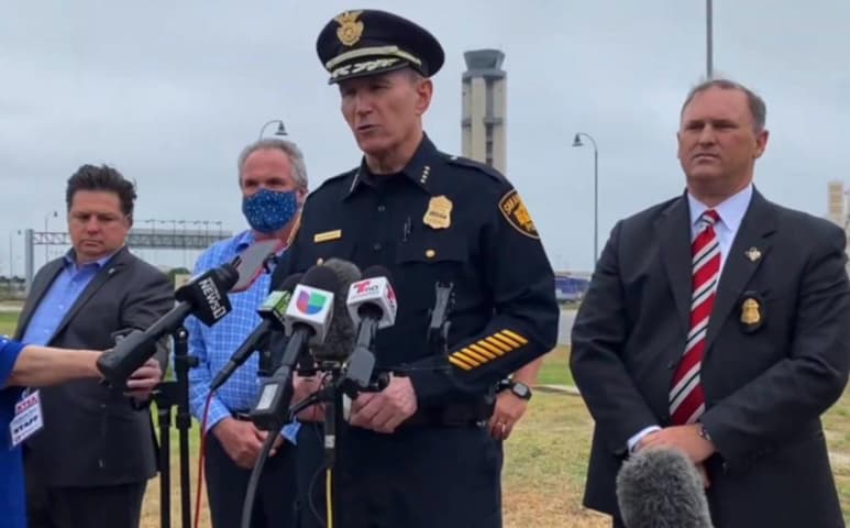 Un hombre armado que abrió fuego afuera del aeropuerto de San Antonio falleció el jueves luego de ser baleado por la policía, y horas después de que disparó contra vehículos desde el paso elevado de una autopista en el norte de la ciudad, informaron las autoridades. (ESPECIAL)