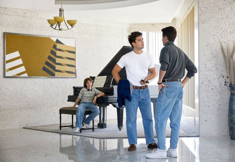 Grabaciones. En esta foto, Diego Boneta recibe indicaciones para perfeccionar uno de los capítulos de la serie.