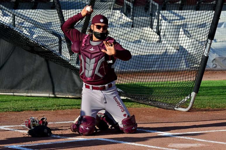 El hermosillense Guillermo Alejandro Flores lucha por la posición de cátcher titular del equipo Guinda. (ESPECIAL)
