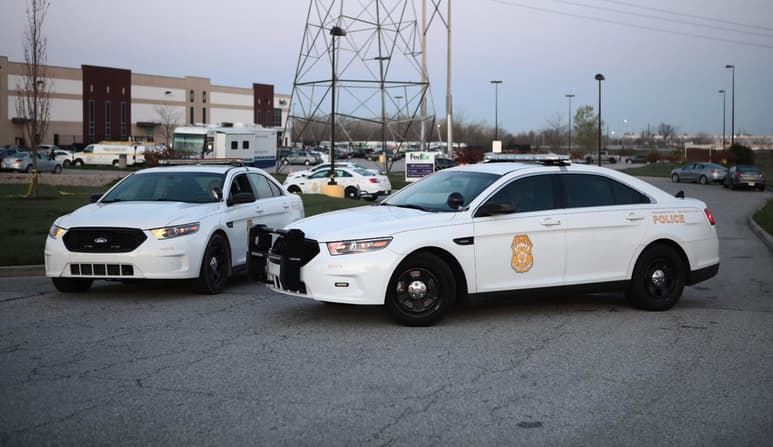 Al menos ocho personas murieron el jueves por la noche en un tiroteo ocurrido en un almacén de la empresa de servicios postales FedEx en Indianápolis (Indiana, Estados Unidos), según informaron las autoridades. (EFE) 
