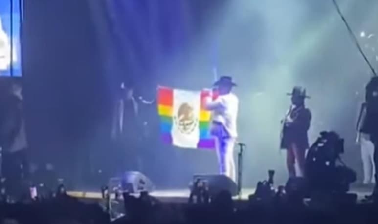 Grupo Firme, banda de música regional mexicano, está envuelto en la polémica después de que en uno de sus conciertos en EUA, la agrupación ondeó la bandera de México con los colores LGBT en apoyo a la comunidad. (ESPECIAL)