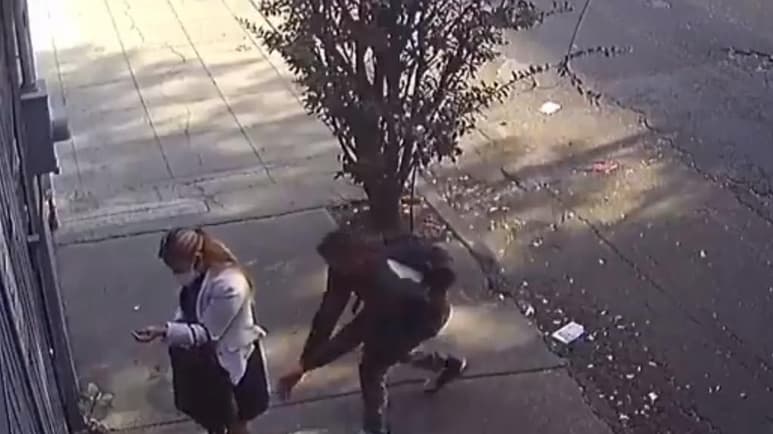 La mujer se encontraba distraída con su celular, momento que el sujeto aprovechó para acercarse a ella y levantar su falda (CAPTURA)