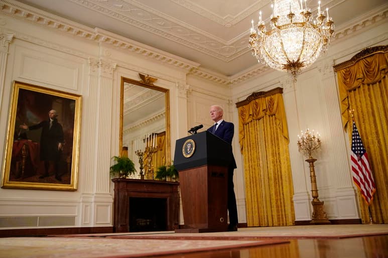 Joe Biden firmó el viernes una orden de emergencia que funcionarios dicen que acelerará la admisión de refugiados a Estados Unidos, pero el presidente estadounidense no elevó el límite históricamente bajo impuesto por su predecesor Donald Trump, de 15,000 refugiados al año. (ARCHIVO)