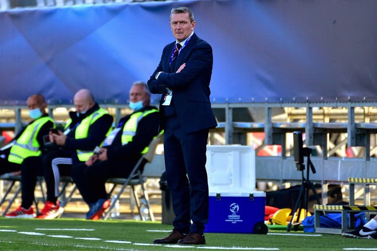 El técnico de la selección sub 21 de Inglaterra presentó su renuncia después de ser eliminados de la Eurocopa Sub 21 en la fase de grupos. (EFE)