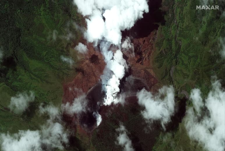 El volcán La Soufriere tuvo el viernes una nueva erupción explosiva de gases y ceniza y un buque crucero arribó para evacuar a algunos de los extranjeros varados en San Vicente. La isla caribeña está cubierta de cenizas tras una semana de erupciones violentas. (ARCHIVO)