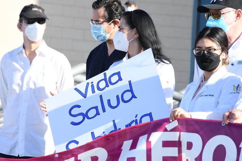 José Luis Hotema de Santiago, presidente del CLIP, consideró que se debe hacer un planteamiento a los delegados tanto de Coahuila como de Durango y al secretario de Salud, para que se aplique la vacuna a la brevedad posible a todo el personal médico, además de contar con una estrategia bien definida para su aplicación.
(ARCHIVO)