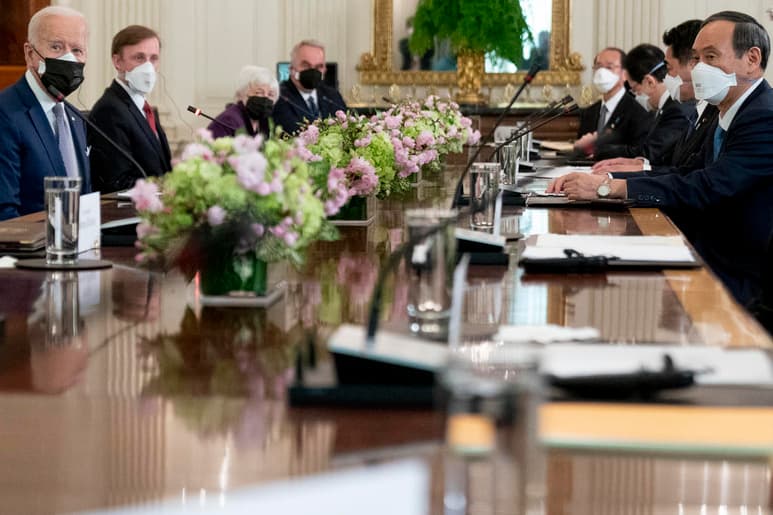 El presidente estadounidense, Joe Biden, recibió este viernes en la Casa Blanca al primer ministro de Japón, Yoshihide Suga, con el que planeaba hablar sobre cómo reforzar la relación bilateral y contener a China y a Corea del Norte. (AGENCIAS)