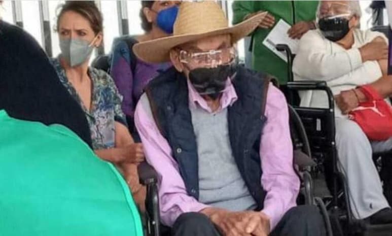 Este viernes, en una de las pocas imágenes que se tienen del expresidente Luis Echeverría Álvarez tras dejar su mandato en 1976, el exmandatario fue captado en el estadio Olímpico Universitario, al sur de la Ciudad de México, al recibir la que sería su segunda dosis de la vacuna contra COVID-19. (ESPECIAL)