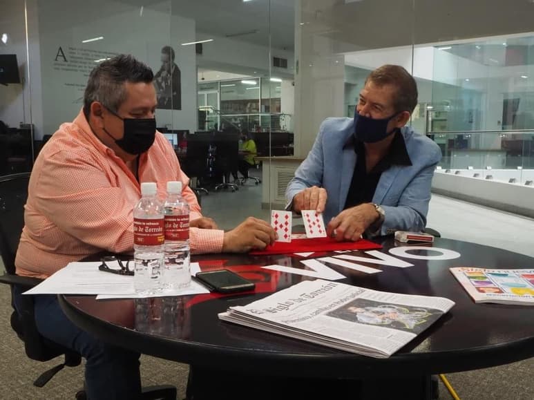 El encuentro entre Roberto y César fue muy emotivo, ya que se conocen desde hace tiempo. (EL SIGLO DE TORREÓN)