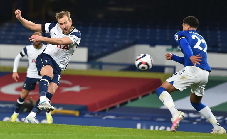 Harry Kane aportó el viernes dos tantos, incluido el que significó el empate del Tottenham, 2-2 ante el Everton en la Liga Premier, antes de marcharse renqueando de la cancha por una lesión de tobillo. (EFE)