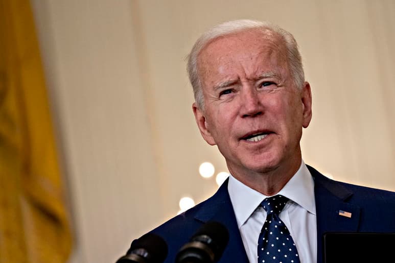 La Casa Blanca cedió este viernes a un aluvión de críticas de los demócratas y anunció que el presidente estadounidense, Joe Biden, elevará antes de mediados de mayo la cuota anual de refugiados que recibe Estados Unidos, que por ahora es de 15,000. (ARCHIVO)