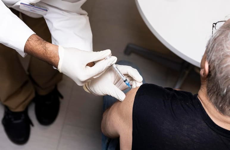 Estados Unidos sobrepasó este viernes las 202 millones de dosis de vacunas administradas en el país, y los estados cuentan actualmente con más de 55 millones de dosis, lo que supone un buen augurio para la meta de inmunización del presidente Joe Biden en sus primeros 100 días de gobierno. (ARCHIVO)