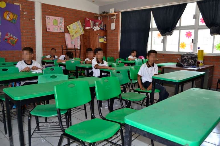 Lara mencionó a los padres de familia como factor para que se pueda avanzar en las reparaciones y el mantenimiento a las escuelas.