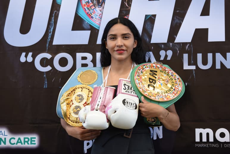 Pese a que no expondrá su campeonato mundial WBC, la púgil lagunera está emocionada de poder boxear ante su público. (JESÚS GALINDO)