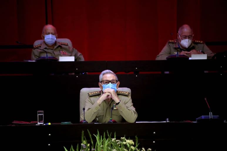 El hermano del líder de la revolución dijo que seguirá como un militante más hasta el fin de sus días.