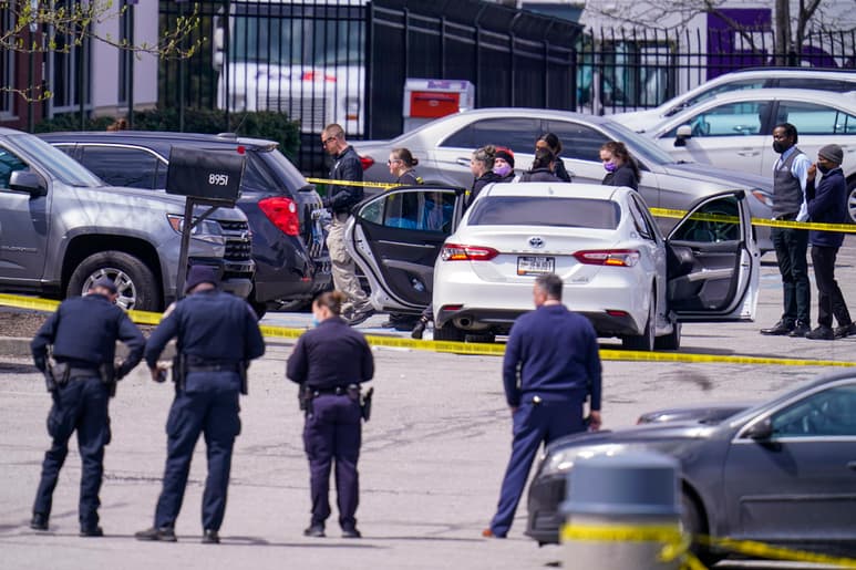El sospechoso llevaba un rifle automático durante el suceso de este jueves, contó uno de los testigos.