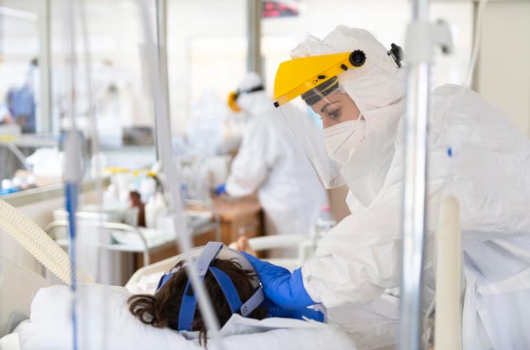 Italia ha registrado 15,370 nuevos contagios de coronavirus y 310 fallecidos en las últimas 24 horas, informó hoy el Ministerio de Sanidad italiano, mientras el país se prepara para aligerar las restricciones a partir del 26 de abril. (ARCHIVO)