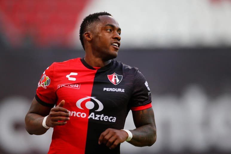 Incertidumbre vive el Atlas ante la lesión que sufrió Renato Ibarra en el partido ante Mazatlán, debido a que hoy ya se encuentra en duda para disputar el Clásico Tapatío ante Guadalajara el próximo sábado 24 de abril. (ARCHIVO)