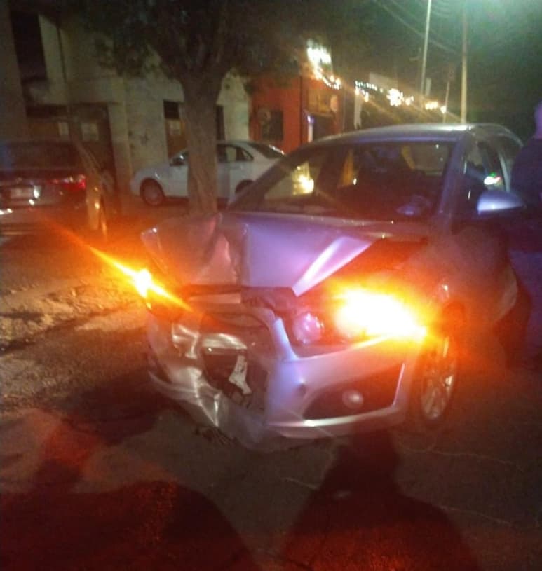 El vehículo responsable es un Chevrolet Sonic, modelo 2011, color gris, que era conducido por Luis Aarón de 34 años de edad.
(EL SIGLO DE TORREÓN)