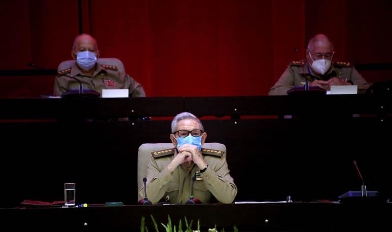 El líder cubano Raúl Castro aseguró que la única manera de lograr un acercamiento binacional real es la eliminación completa del embargo y sus leyes. (ARCHIVO)