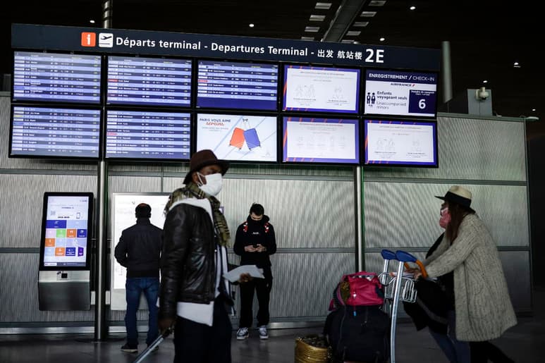 Francia obligará a los viajeros procedentes de Brasil, Argentina, Chile y Sudáfrica a permanecer aislados durante diez días, por el temor a la expansión de variantes del coronavirus, y endurecerá las condiciones para entrar en el país. (EFE)