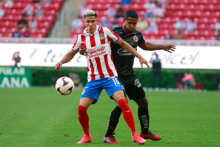 Luego de las desafortunadas declaraciones que realizó Uriel Antuna en la semana, donde aseguró que prefería irse a Europa que ganarlo todo con el Guadalajara, la afición no le perdonó esto y cada que recibe el esférico fue abucheado en el cotejo ante Xolos. (JAM MEDIA)