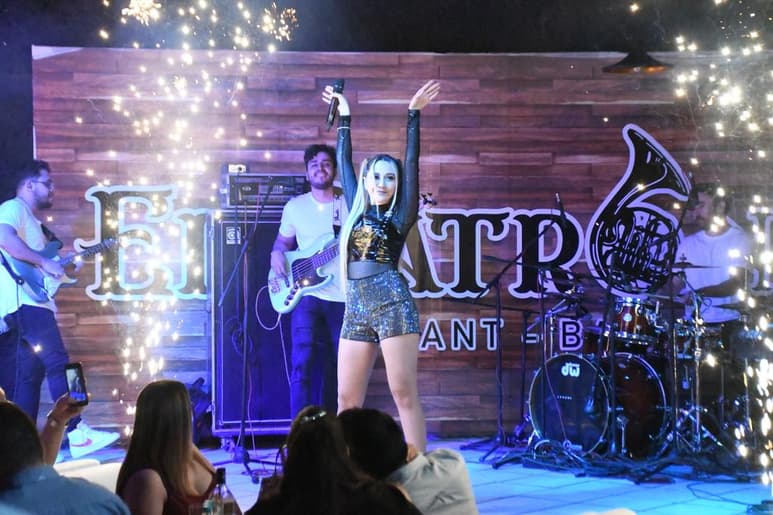 Tras más de un año de no ofrecer un concierto público presencial debido a pandemia de COVID-19, Carolina Ross regresó a un escenario y fue en Torreón donde lo hizo. (FERNANDO COMPEÁN)