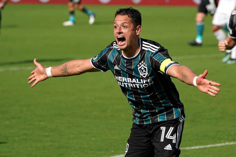El gol de penalti del argentino Gonzalo Higuaín no fue suficiente para sostener el triunfo del Inter Miami de David Beckham, en cuyo banco debutaba Phil Neville, porque el mexicano Javier 'Chicharito' aportó dos y lideró así una vigorosa remontada de Los Angeles Galaxy para ganar a domicilio por 2-3. (AP)
