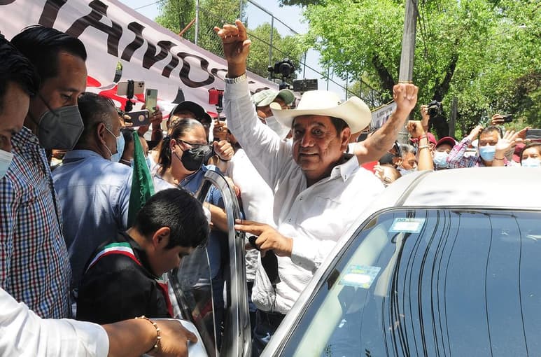 A las 12 del día con 15 minutos de este domingo la Caravana por la Democracia en Guerrero arribó a las oficinas generales del INE.