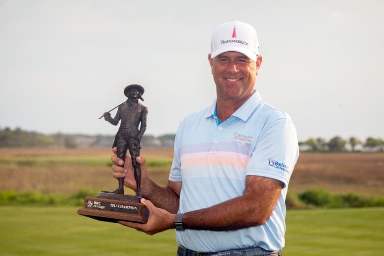 El veterano Stewart Cink supo conservar su ventaja y logró el título del RBC Heritage tras finalizar el torneo con 265 golpes. (AP)
