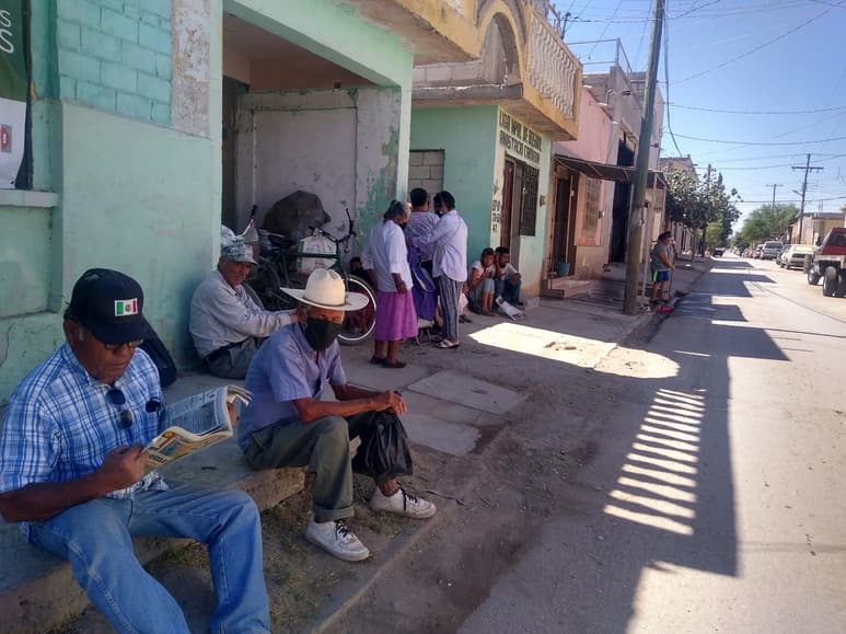 Todos los días decenas de personas se dan cita a las 12 del día para recibir alimento en el comedor comunitario que instaló el DIF estatal en el centro del municipio de Matamoros. (EL SIGLO DE TORREÓN)