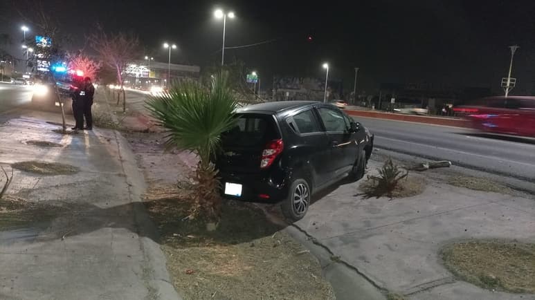 El vehículo siniestrado es de la marca Chevrolet línea Beat modelo 2019 de color negro. (EL SIGLO DE TORREÓN)