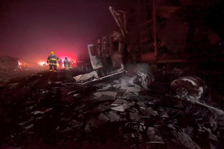 La noche del sábado explotó una pipa con combustible en la autopista Saltillo-Torreón, muy cerca del municipio de Matamoros. (EL SIGLO DE TORREÓN)