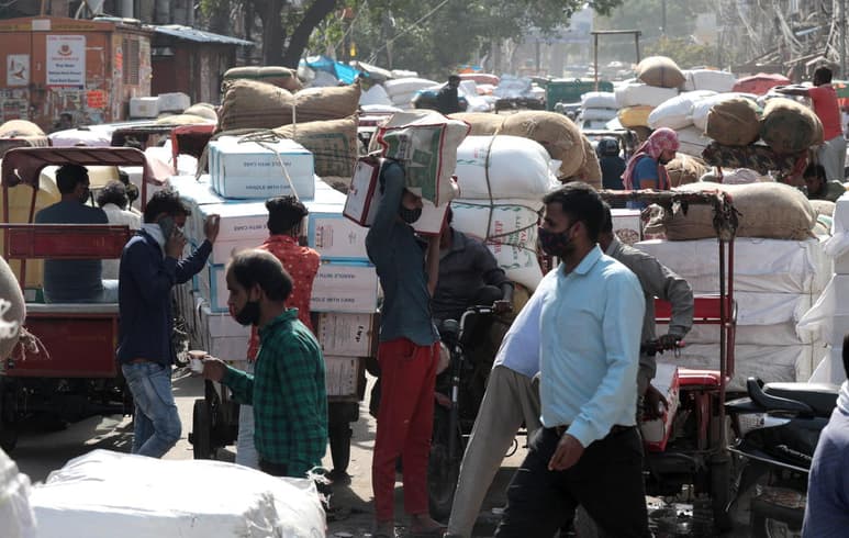 Nueva Delhi impuso un confinamiento de una semana el lunes por la noche para evitar el colapso del sistema de salud de la capital india debido a un aumento explosivo de casos de coronavirus.
(EFE)