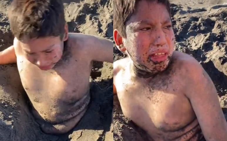 Al verse atrapado entre la arena, el niño se mostró desesperado y visiblemente molesto por el 'juego' de su familia (CAPTURA)