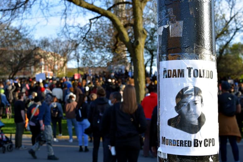 El niño de 13 años que murió tras recibir un disparo en el pecho de un policía de Chicago no iba armado en el momento de recibir el tiro, como muestra el análisis del vídeo difundido por las autoridades y en contra de lo que afirma una publicación viralizada en redes sociales. (ARCHIVO)