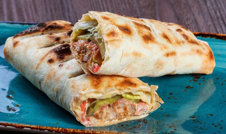 Cuando la maleta de mano pasó por la revisión del aeropuerto, los agentes notaron que el burrito estaba 'demasiado abultado' (ESPECIAL)