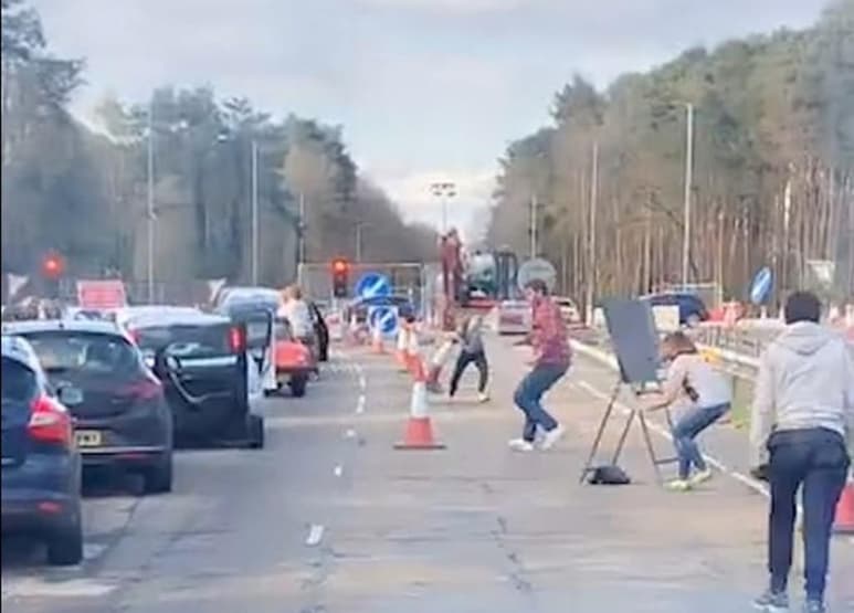 En Inglaterra, más de una decena de personas fueron aplaudidas en redes sociales luego de que se hiciera viral el material donde se bajan de sus vehículos en medio del tráfico para liberar el paso a una ambulancia que viajaba en emergencia. (Especial)